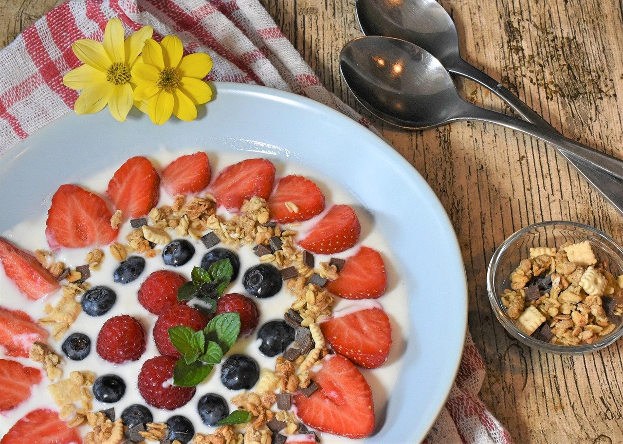 yogurt, bowl, breakfast, strawberries, blueberries, raspberries, healty, healthy, yummy, fruity, fruit, fresh, nourishment, vegetarian, food, berry, food photo, kitchen, yogurt, yogurt, yogurt, yogurt, yogurt, healty, healty